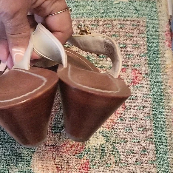 BEAUTIFUL!!! Tory Burch white leather sandals 7.5 - Picture 5 of 6